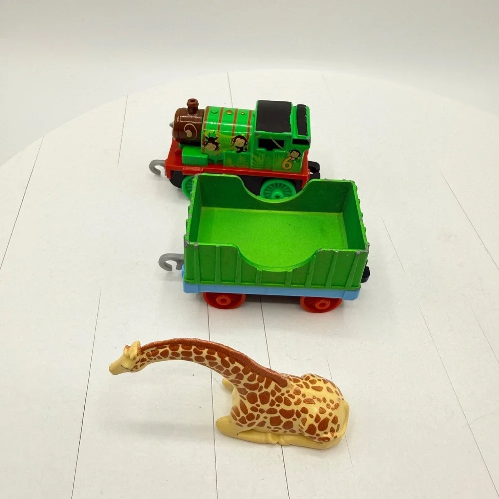 2018 Diecast Thomas the Train Percy Monkey Green Cargo Car Giraffe Pull Along